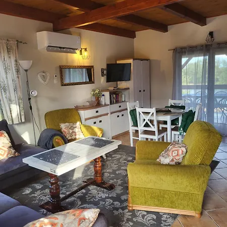 Dom Nad Jeziorem Orzyskim 펜션 *